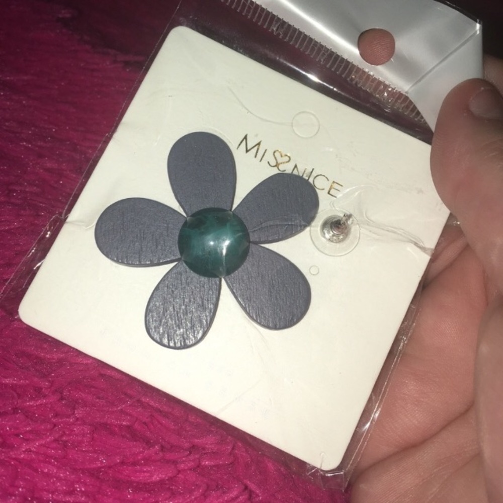 Earrings - Picture 3 of 3